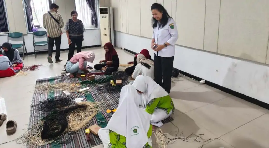 Lomba Anyam Rotan