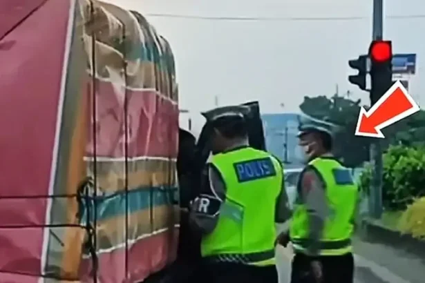 Polisi Tilang Di Lampu Merah