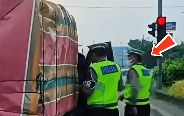 Polisi Tilang Di Lampu Merah