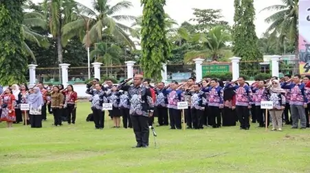 Kepala Badan BPKAD Kab Barsel A. Akmal Husein bertindak sebagai pemimpin upacara