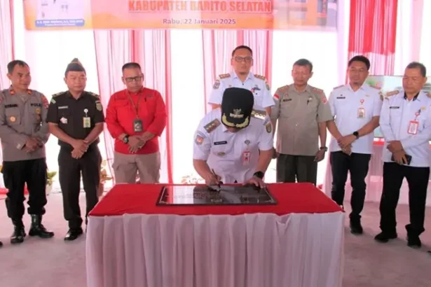 Pj Bupati Deddy Winarwan saat menandatangani prasasti peresmian gedung baru Kantor BPBD Kabupaten Barito Selatan