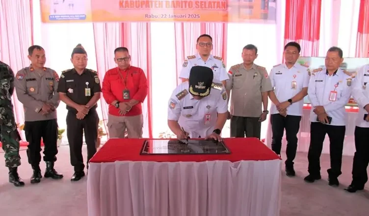 Pj Bupati Deddy Winarwan saat menandatangani prasasti peresmian gedung baru Kantor BPBD Kabupaten Barito Selatan