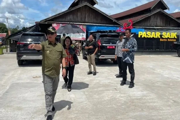Pj Bupati Barito Selatan menyempatkan untuk mengunjungi pasar sayur dan ikan (SAIK) sebelum melanjutkan perjalanan