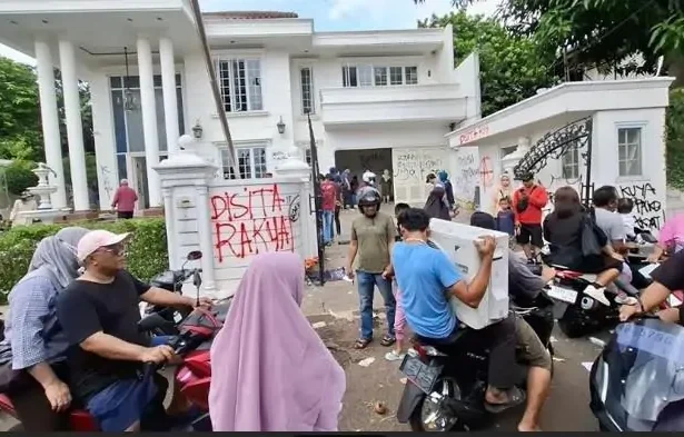 Penjarahan Massa Di Rumah Legislator