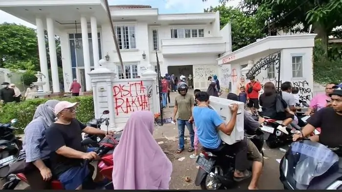 Penjarahan Massa Di Rumah Legislator
