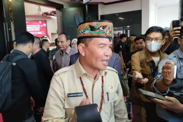Gubernur Agustiar2