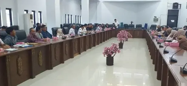 Dewan Perwakilan Rakyat Daerah (DPRD) Kabupaten Barito Utara menggelar Rapat Dengar Pendapat (RDP) terkait permasalahan lahan/kebun yang digarap atau dipagar oleh pihak perusahaan PT. TOP. RDP dilaksanakan di Ruang Rapat DPRD