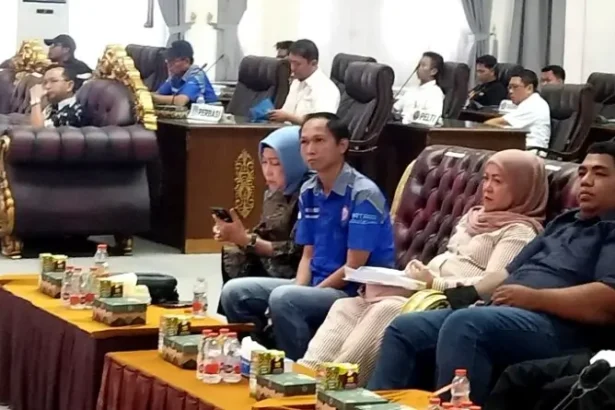 Hj Henny Rosgiati Rusli resmi terpilih secara aklamasi sebagai Ketua Komite Olahraga Nasional Indonesia (KONI) Kabupaten Barito Utara masa bakti 2025–2027 dalam Musyawarah Olahraga Kabupaten Luar Biasa (Musorkablub) yang digelar di Gedung DPRD Barito Utara