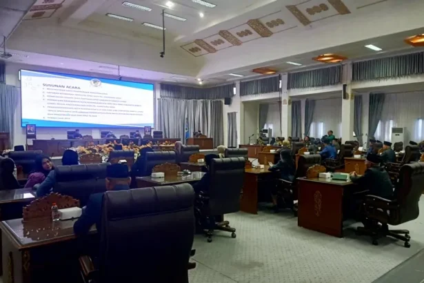 Rapat yang dipimpin Ketua DPRD Barito Utara, Ir. Hj. Mery Rukaini, M.IP, berlangsung tertib dan lancar, diawali dengan pembacaan nota kesepakatan oleh Plt. Sekretaris DPRD.