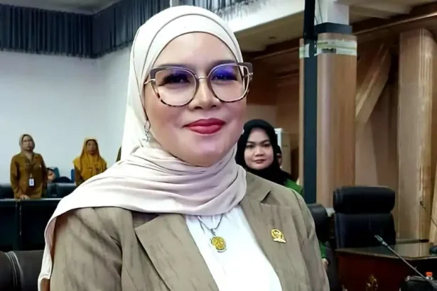 Juru bicara Fraksi KIR, Hj Sri Neny Trianawati