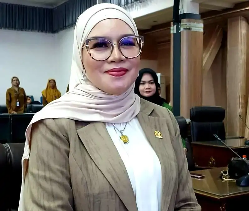 Juru bicara Fraksi KIR, Hj Sri Neny Trianawati
