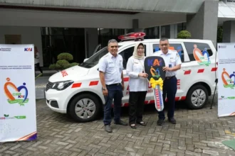Dukung Peningkatan Kualitas Kesehatan Masyarakat, Kai Daop 8 Surabaya Serahkan Bantuan Ambulans Untuk Dinas Kesehatan Kota Surabaya