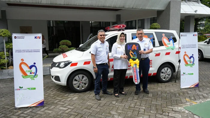 Dukung Peningkatan Kualitas Kesehatan Masyarakat, Kai Daop 8 Surabaya Serahkan Bantuan Ambulans Untuk Dinas Kesehatan Kota Surabaya