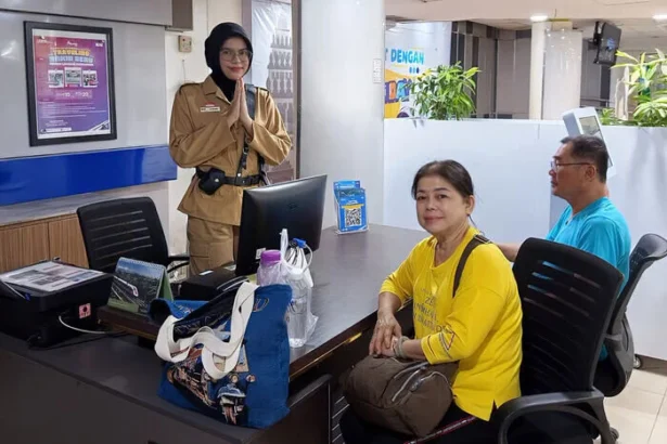 Peringati Hari Pahlawan, Frontliner Kai Sumut Kenakan Kostum Pejuang Dan Bagikan Hadiah Kejutan Untuk Pelangga