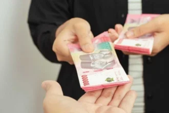 Ilustrasi Membayar Uang