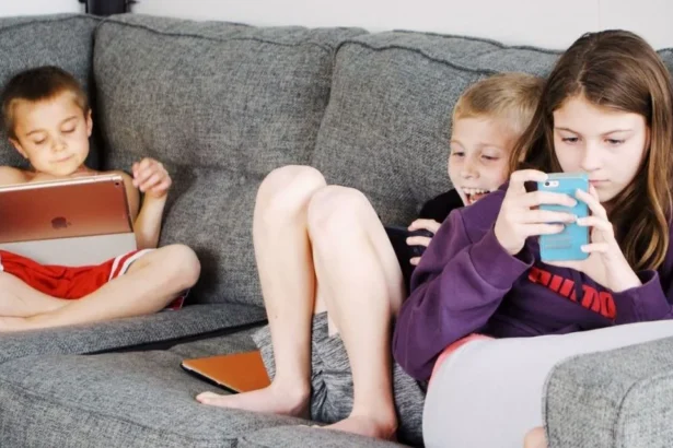 Australia Resmi Larang Anak Di Bawah 16 Tahun Main Medsos