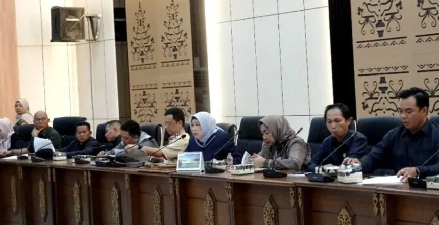 Dprd Dan Pemkab Rapat