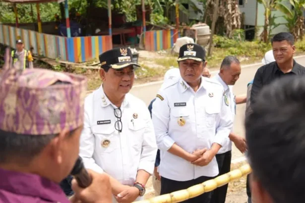 Bupati Barito Utara Resmikan Pemancangan Tiang Listrik Di Empat Desa Warga Benangen Dan Sampirang Segera Nikmati Terang E1768479099548
