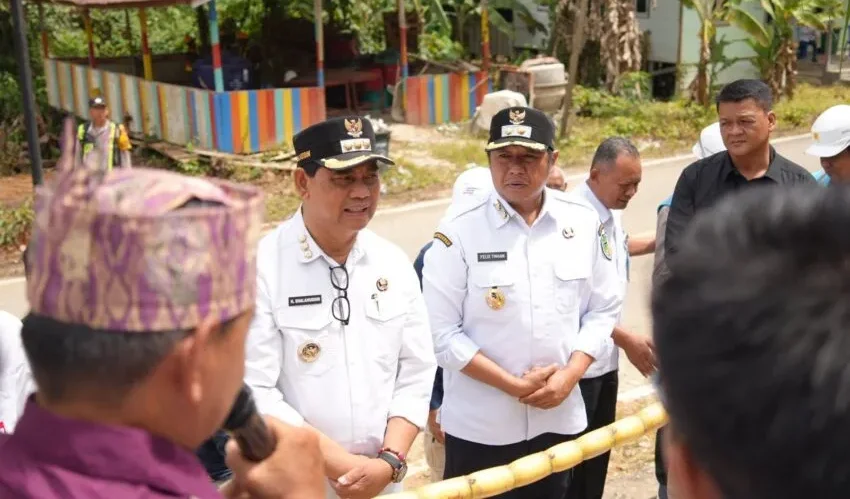 Bupati Barito Utara Resmikan Pemancangan Tiang Listrik Di Empat Desa Warga Benangen Dan Sampirang Segera Nikmati Terang E1768479099548