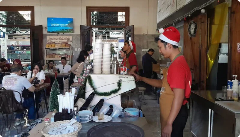 Kai Services Percantik Loko Kafe Dengan Nuansa Natal Dan Tahun Baru