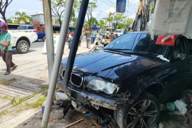 Mobil Bmw Tabrak