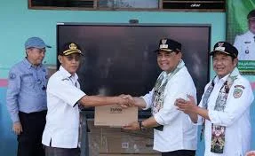 Bupati menyerahkan langsung paket bantuan sarana pendidikan mutakhir berupa unit Laptop, Smart Board TV, hingga perangkat internet satelit Starlink