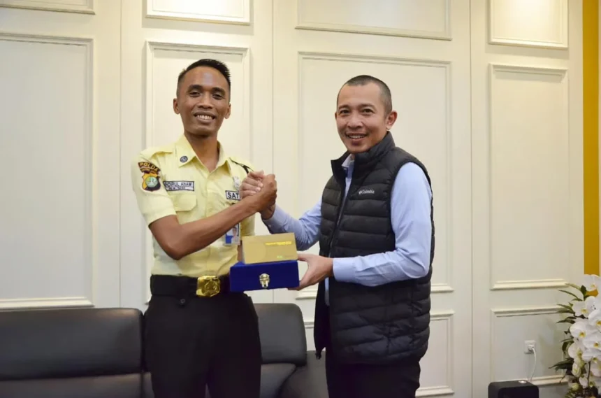 Bri Region 6jakarta 1 Berikan Apresiasi Kepada Satpam Bo Tanjung Priok Peraih Rekor Muri