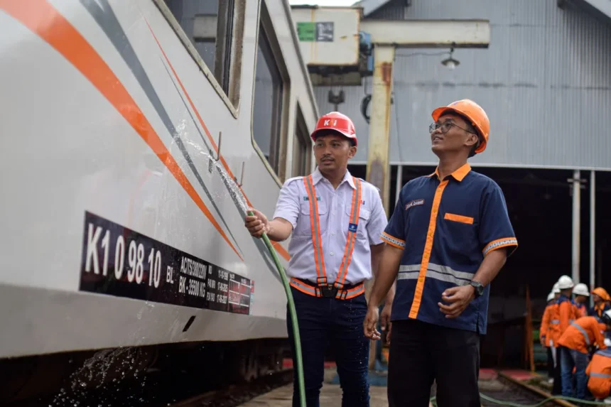 Wujudkan Kecintaan Terhadap Moda Transportasi Kereta Api, Kai Daop 4 Semarang Dan Komunitas Railfans Tegal Adakan Cuci Lokomotif Dan Kereta Bersama