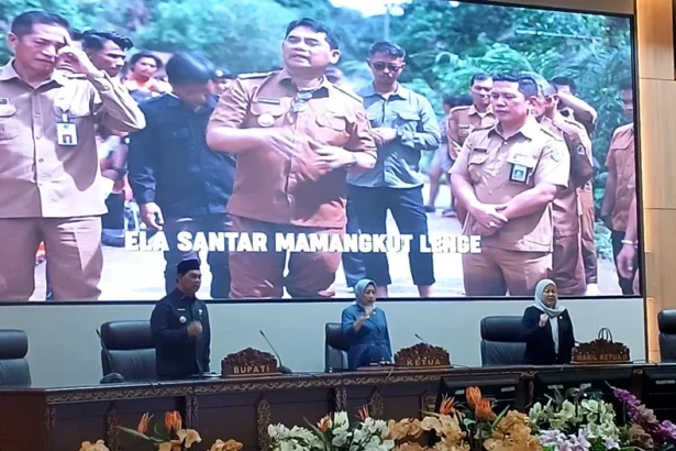 Bupati Barito Utara H Shalahuddin menghadiri rapat paripurna DPRD dalam rangka penyampaian pemandangan umum fraksi DPRD terhadap lima Raperda