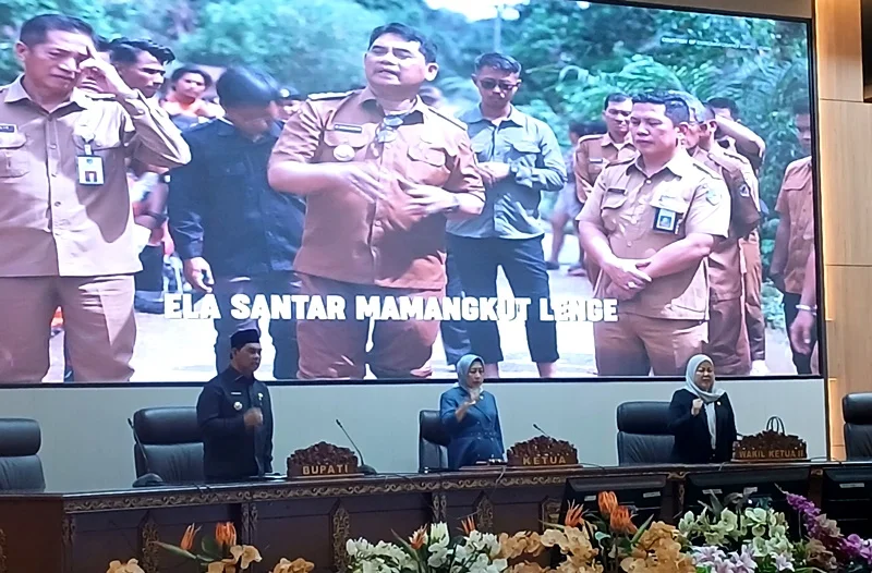 Bupati Barito Utara H Shalahuddin menghadiri rapat paripurna DPRD dalam rangka penyampaian pemandangan umum fraksi DPRD terhadap lima Raperda