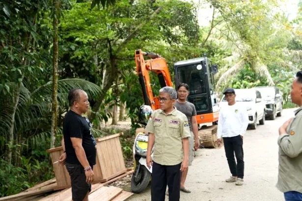 Dinas PUPR Barut Kadis PUPR Barito Utara M Iman Topik bersama Kabid Bina Marga meninjau langsung infrastruktur ruas jalan dan jembatan menuju Desa Batu Raya, Selasa (3/3/2026).