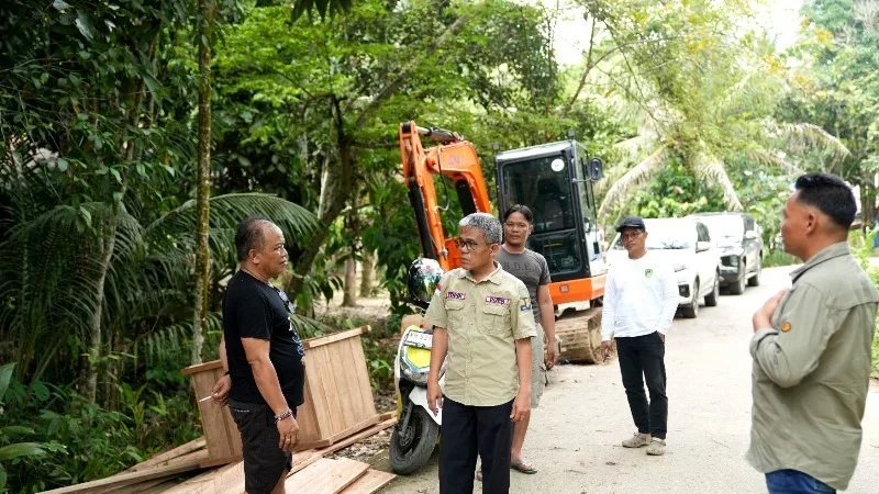 Dinas PUPR Barut Kadis PUPR Barito Utara M Iman Topik bersama Kabid Bina Marga meninjau langsung infrastruktur ruas jalan dan jembatan menuju Desa Batu Raya, Selasa (3/3/2026).