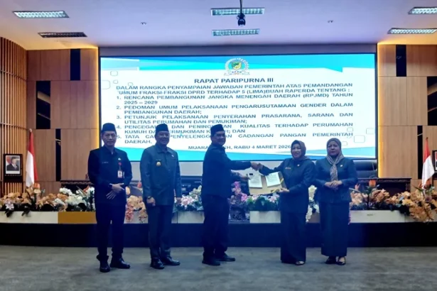 DPRD Barito Utara menggelar rapat paripurna III masa sidang I dengan agenda penyampaian jaawaban pemerintah daerah terhadap lima raperda, Rabu (4/3/2026).