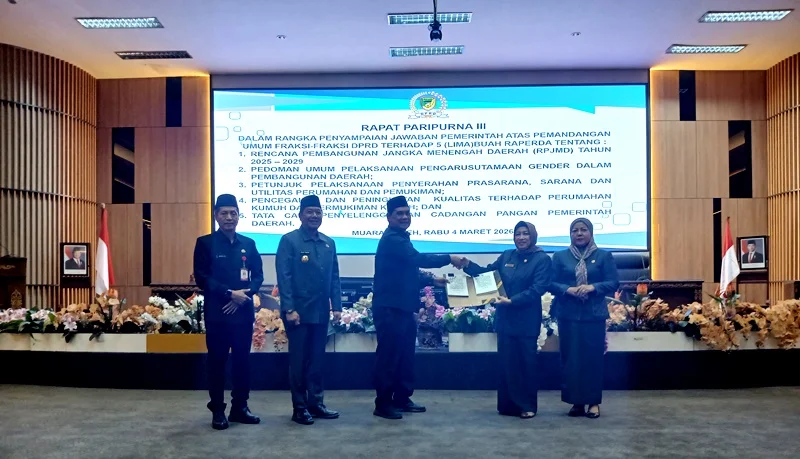 DPRD Barito Utara menggelar rapat paripurna III masa sidang I dengan agenda penyampaian jaawaban pemerintah daerah terhadap lima raperda, Rabu (4/3/2026).