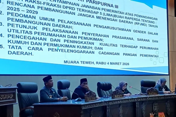 DPRD Barito Utara menggelar rapat paripurna III masa sidang I dengan agenda penyampaian jaawaban pemerintah daerah terhadap lima raperda, Rabu (4/3/2026)