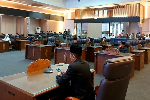 DPRD Barito Utara menggelar rapat paripurna III masa sidang I dengan agenda penyampaian jaawaban pemerintah daerah terhadap lima raperda, Rabu (4/3/2026).
