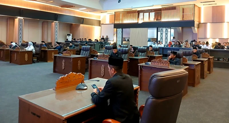 DPRD Barito Utara menggelar rapat paripurna III masa sidang I dengan agenda penyampaian jaawaban pemerintah daerah terhadap lima raperda, Rabu (4/3/2026).