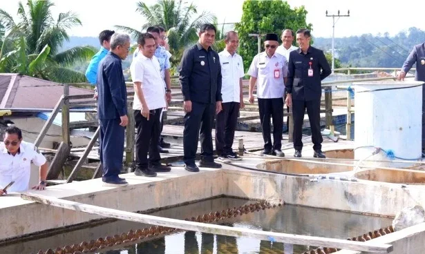 Diskominfosandi Bupati, H Shalahuddin, melakukan inspeksi mendadak (sidak) ke PDAM Muara Teweh bersama Wakil Bupati, Sekda, Asisten Sekda dan Kepala OPD guna memastikan kualitas air bersih yang dikonsumsi masyarakat tetap terjaga, Rabu (4/3/2026).