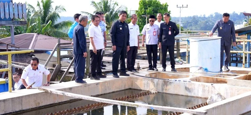 Diskominfosandi Bupati, H Shalahuddin, melakukan inspeksi mendadak (sidak) ke PDAM Muara Teweh bersama Wakil Bupati, Sekda, Asisten Sekda dan Kepala OPD guna memastikan kualitas air bersih yang dikonsumsi masyarakat tetap terjaga, Rabu (4/3/2026).