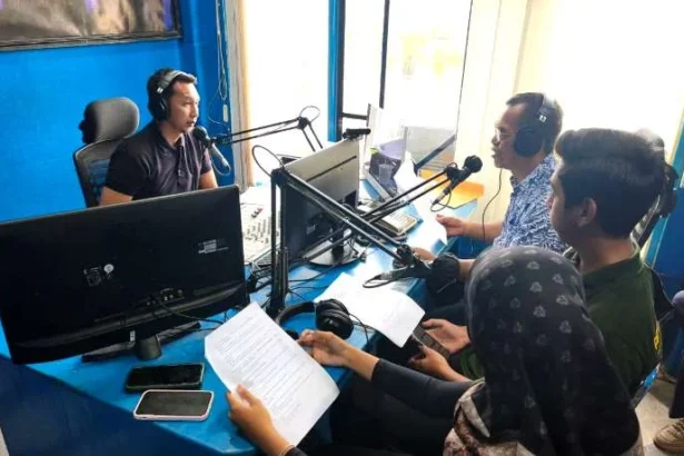 Diskominfosandi Duta Generasi Berencana (GenRe) Kabupaten Barito Utara menggandeng LPPL Batara FM untuk memberikan edukasi kepada masyarakat, khususnya kalangan remaja, melalui dialog interaktif.