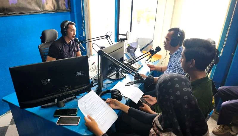 Diskominfosandi Duta Generasi Berencana (GenRe) Kabupaten Barito Utara menggandeng LPPL Batara FM untuk memberikan edukasi kepada masyarakat, khususnya kalangan remaja, melalui dialog interaktif.