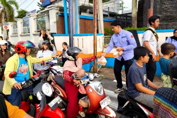 Diskominfosandi Disdalduk KB P3A bersama Duta GenRe dan Forum Anak Daerah (FAD) menggelar kegiatan berbagi takjil kepada masyarakat di sekitar Bundaran Air Mancur Muara Teweh, Rabu (4/3/2026).
