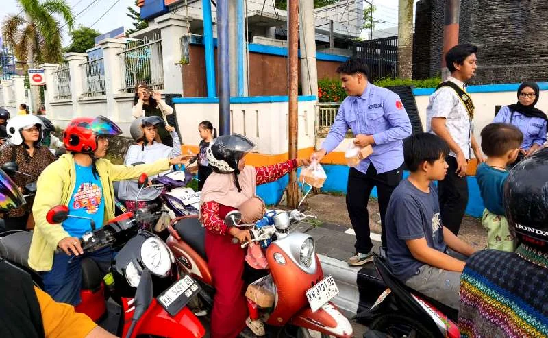 Diskominfosandi Disdalduk KB P3A bersama Duta GenRe dan Forum Anak Daerah (FAD) menggelar kegiatan berbagi takjil kepada masyarakat di sekitar Bundaran Air Mancur Muara Teweh, Rabu (4/3/2026).