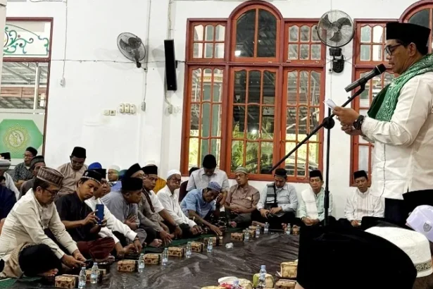 Diskominfosandi Bupati H Shalahuddin bersama Wakil Bupati Felix Sonadie Y Tingan, Sekda Muhlis dan kepala OPD melaksanakan safari Ramadan di Masjid Al-Istiqamah, Desa Bukit Sawit, Kecamatan Teweh Selatan, Rabu (4/3/2026)