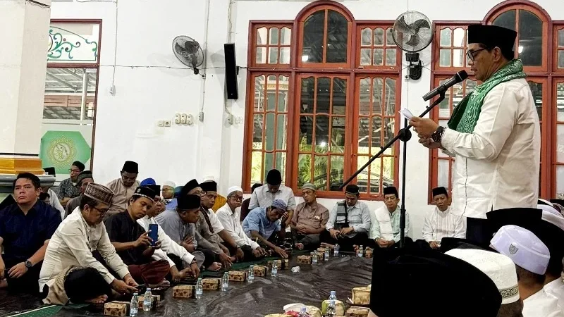 Diskominfosandi Bupati H Shalahuddin bersama Wakil Bupati Felix Sonadie Y Tingan, Sekda Muhlis dan kepala OPD melaksanakan safari Ramadan di Masjid Al-Istiqamah, Desa Bukit Sawit, Kecamatan Teweh Selatan, Rabu (4/3/2026)