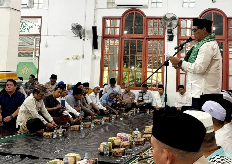 Diskominfosandi Bupati H Shalahuddin bersama Wakil Bupati Felix Sonadie Y Tingan, Sekda Muhlis dan kepala OPD melaksanakan safari Ramadan di Masjid Al-Istiqamah, Desa Bukit Sawit, Kecamatan Teweh Selatan, Rabu (4/3/2026)