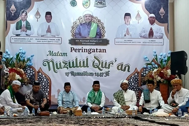 Bupati Barito Utara H Shalahuddin menyampaikan sambutannya pada acara peringatan Nuzulul Quran, Jumat malam (6/3/2026).