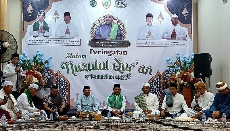 Bupati Barito Utara H Shalahuddin menyampaikan sambutannya pada acara peringatan Nuzulul Quran, Jumat malam (6/3/2026).