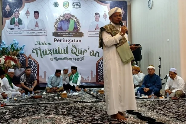 Ustaz KH Rusmadi Darsani Lc yang juga Ketua MUI Barito Utara menyampaikan tausiyah para peringatan Nuzulul Quran, Jumat malam (6/3/2026).