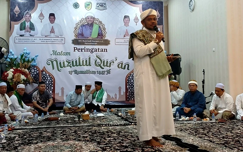 Ustaz KH Rusmadi Darsani Lc yang juga Ketua MUI Barito Utara menyampaikan tausiyah para peringatan Nuzulul Quran, Jumat malam (6/3/2026).